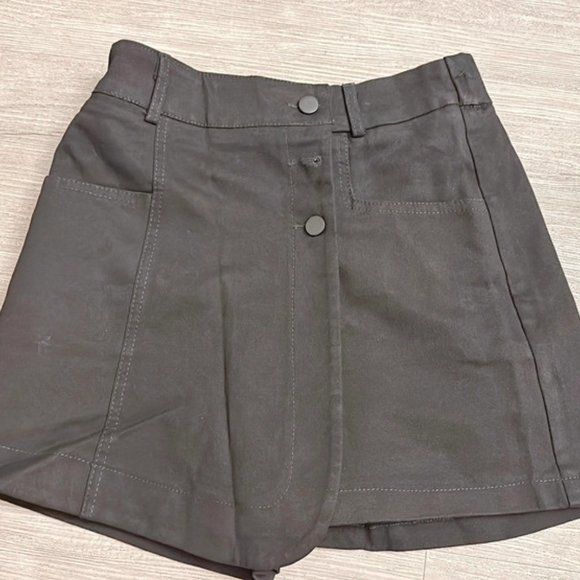 Black short - Picture 3 of 3